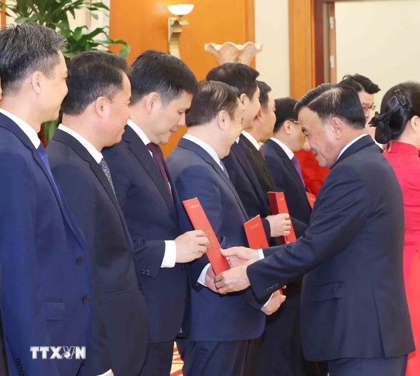 Thường trực Ban Bí thư Trần Cẩm Tú trao Quyết định của Bộ Chính trị, Ban Bí thư về công tác cán bộ. (Ảnh: Phương Hoa/TTXVN).