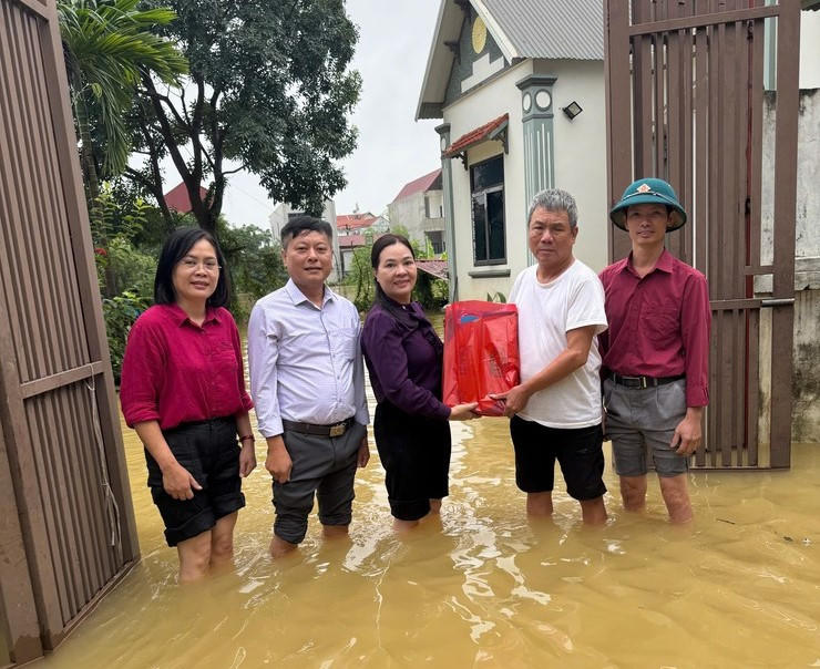 Xã Quảng Bị thăm hỏi, động viên các gia đình bị ngập lụt.