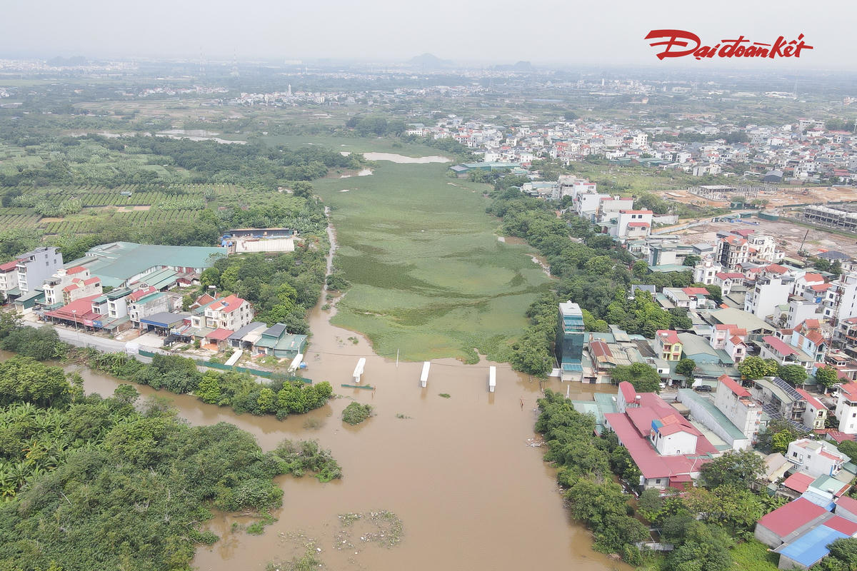 Trong khi mực nước sông Đáy vẫn ở mức cao, 3 cây cầu Đại Thành, cầu 72 và cầu Tân Phú tiếp tục bị cấm lưu thông để bảo đảm an toàn. Việc các tuyến kết nối bị chia cắt khiến người dân hai bên sông phải đi vòng hàng chục kilomet, ảnh hưởng không nhỏ đến sinh hoạt, học tập, làm việc và giao thương. Người dân mong các cây cầu mới sớm được hoàn thiện, đồng thời có phương án đầu tư cầu kiên cố để không còn cảnh giao thông bị chia cắt mỗi khi mưa lũ về.
