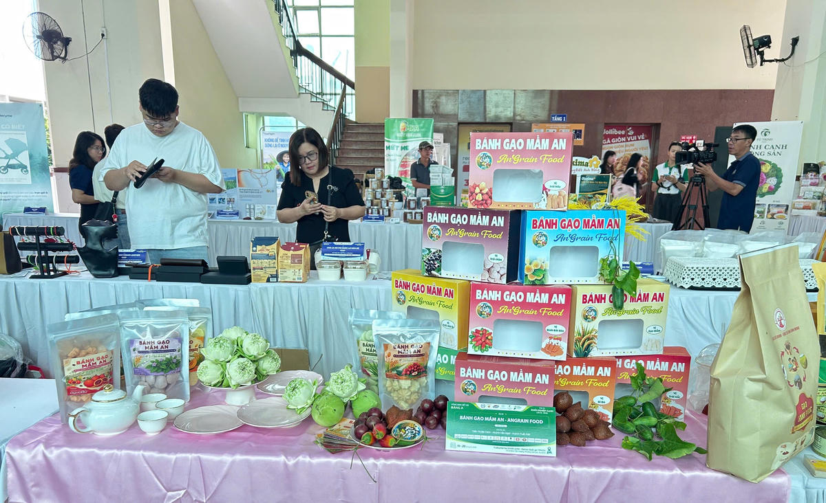 Khu trưng bày và giới thiệu các sản phẩm khởi nghiệp xanh. Ảnh: T.Q