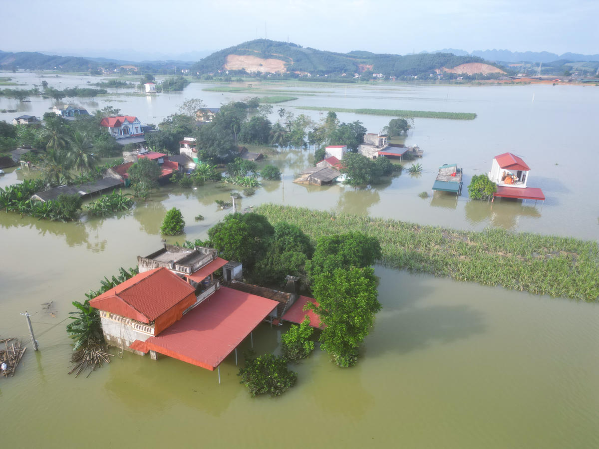 Người dân tại các khu vực bị ngập lụt tại Thanh Hóa được bảo đảm lương thực, nhu yếu phẩm thiết yếu và thông tin liên lạc. Ảnh: Đình Minh