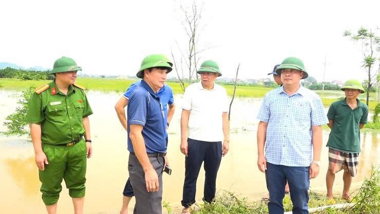 Lãnh đạo Đảng ủy, Thường trực HĐND - UBND xã Hồng trực tiếp xuống hiện trường tại khu vực thôn La Đồng để kiểm tra, chỉ đạo xử lý sự cố vỡ cống qua đê tại khu vực thôn La Đồng, hạn chế nước tràn vào đồng ruộng, bảo vệ diện tích lúa chưa thu hoạch. Ảnh: HS