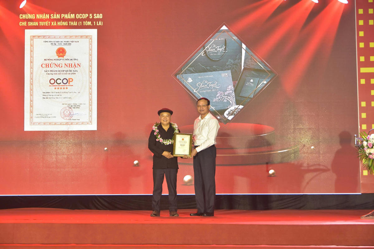 Phó Chủ tịch Thường trực UBND tỉnh Tuyên Quang Nguyễn Mạnh Tuấn trao chứng nhận sản phẩm đạt OCOP 5 sao cấp Quốc gia cho Hợp tác xã Sơn Trà.
