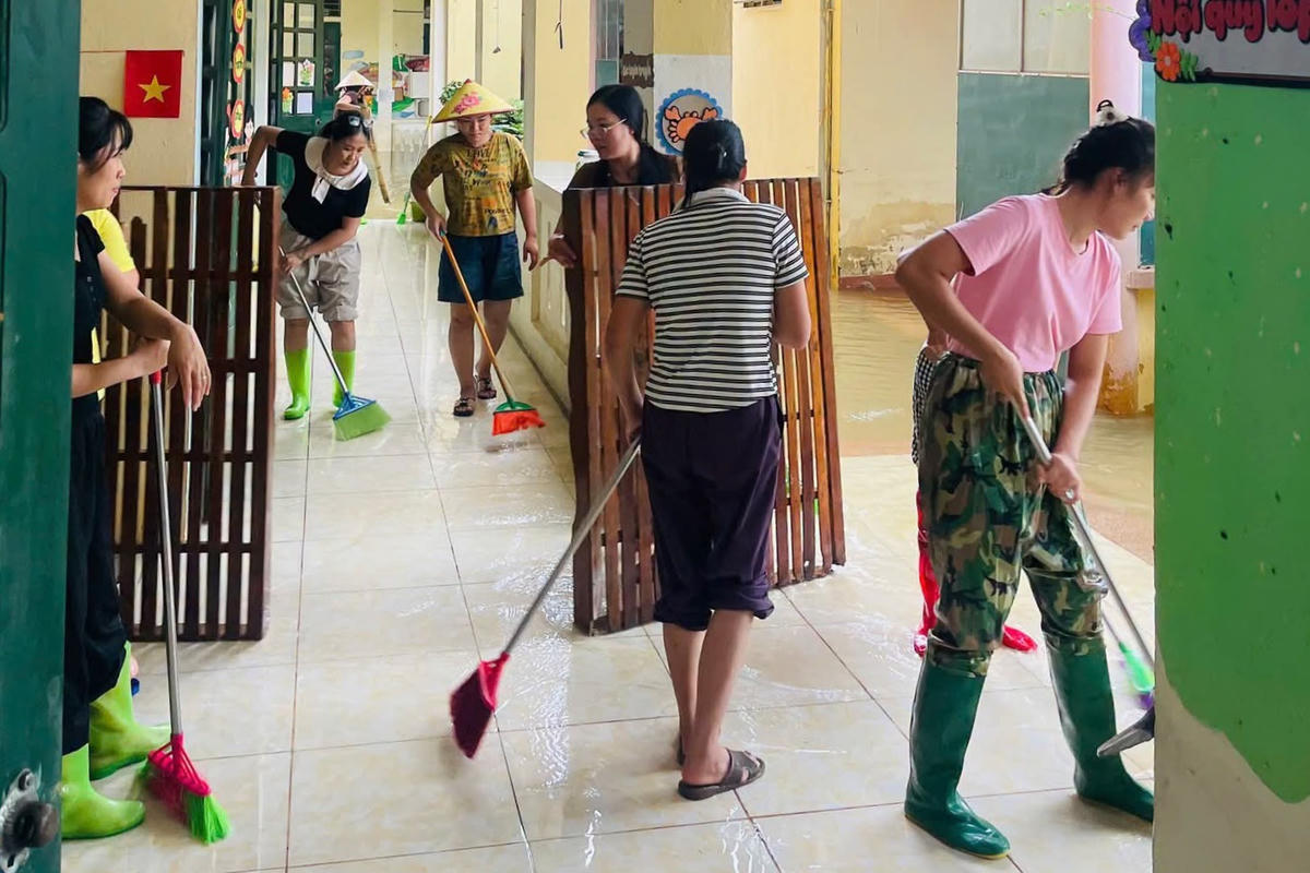  Với tinh thần 'nước rút đến đâu, dọn vệ sinh đến đó' thầy cô tại các trường học tại xã Kim Tân đã bắt tay ngay vào dọn dẹp, vệ sinh khuôn viên, phòng học và các khu vực sinh hoạt của trẻ. Ảnh: Đình Minh