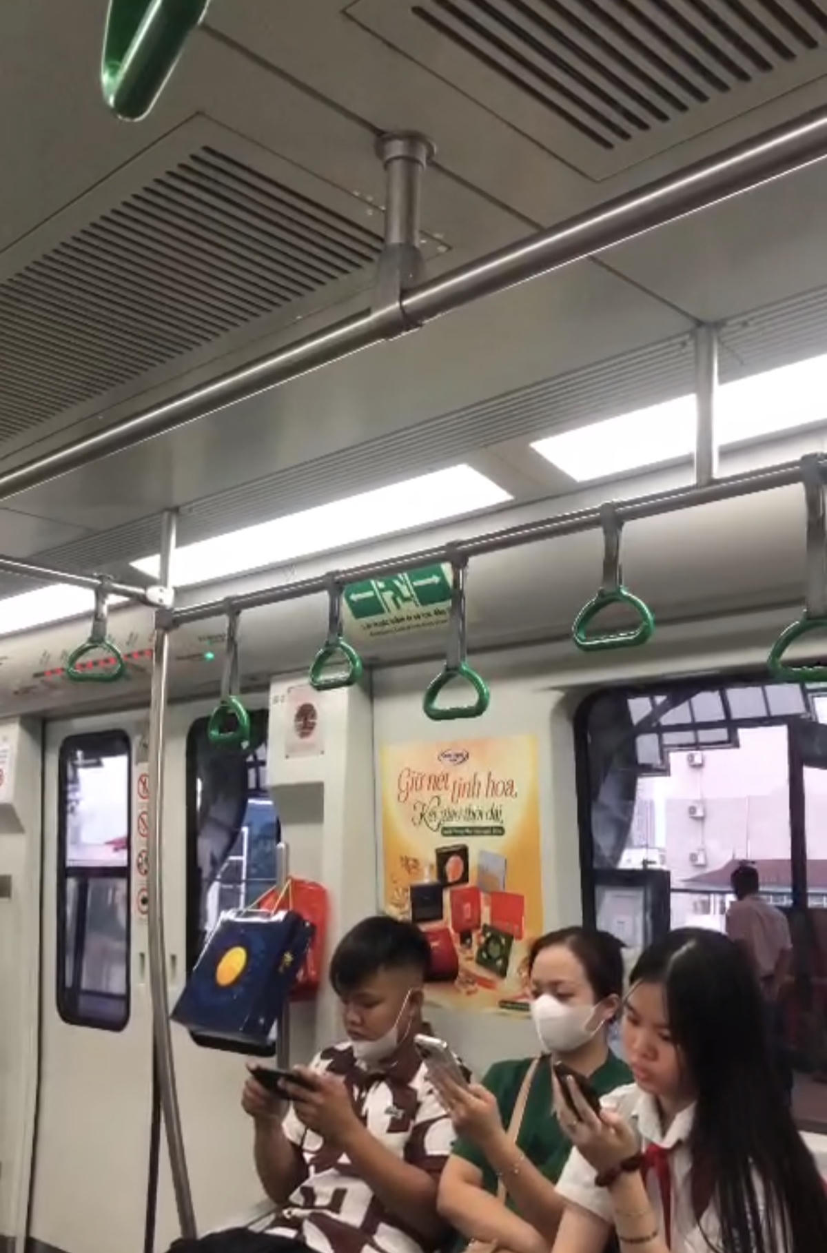 Hình ảnh nước chảy trên tuyến đường sắt đô thị Cát Linh - Hà Đông.