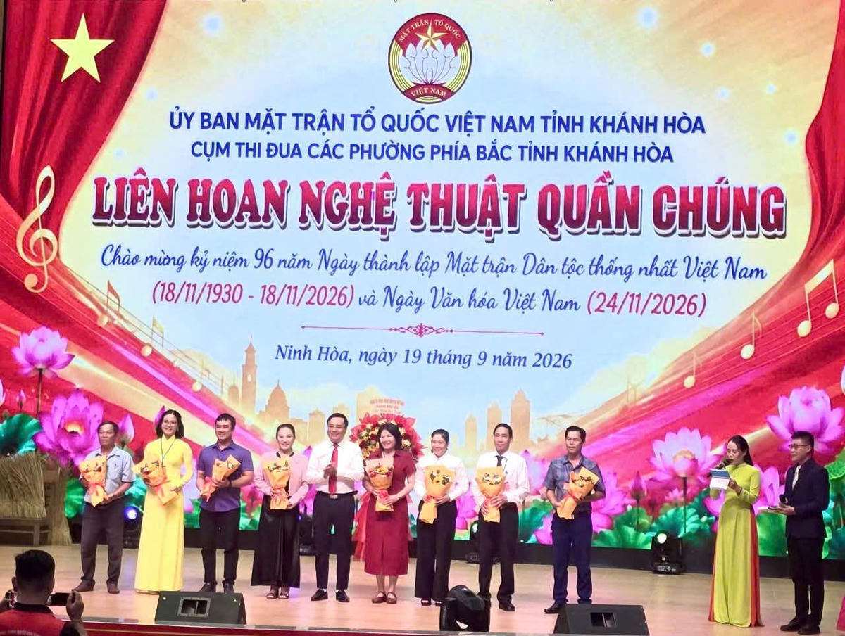 Ông Nguyễn Trung Dũng, Phó Chủ tịch Ủy ban MTTQ Việt Nam tỉnh Khánh Hòa, tặng hoa cho 8 đội văn nghệ tại Cụm thi đua các phường phía bắc tỉnh Khánh Hòa.