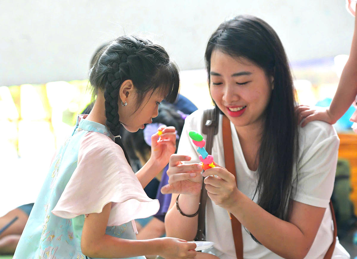 Một trong những điểm nhấn của chương trình là các hoạt động trải nghiệm dành cho trẻ em. Thay vì chỉ quan sát, các em được trực tiếp tự tay tạo nên những món đồ chơi, sản phẩm mang đậm dấu ấn văn hóa truyền thống.