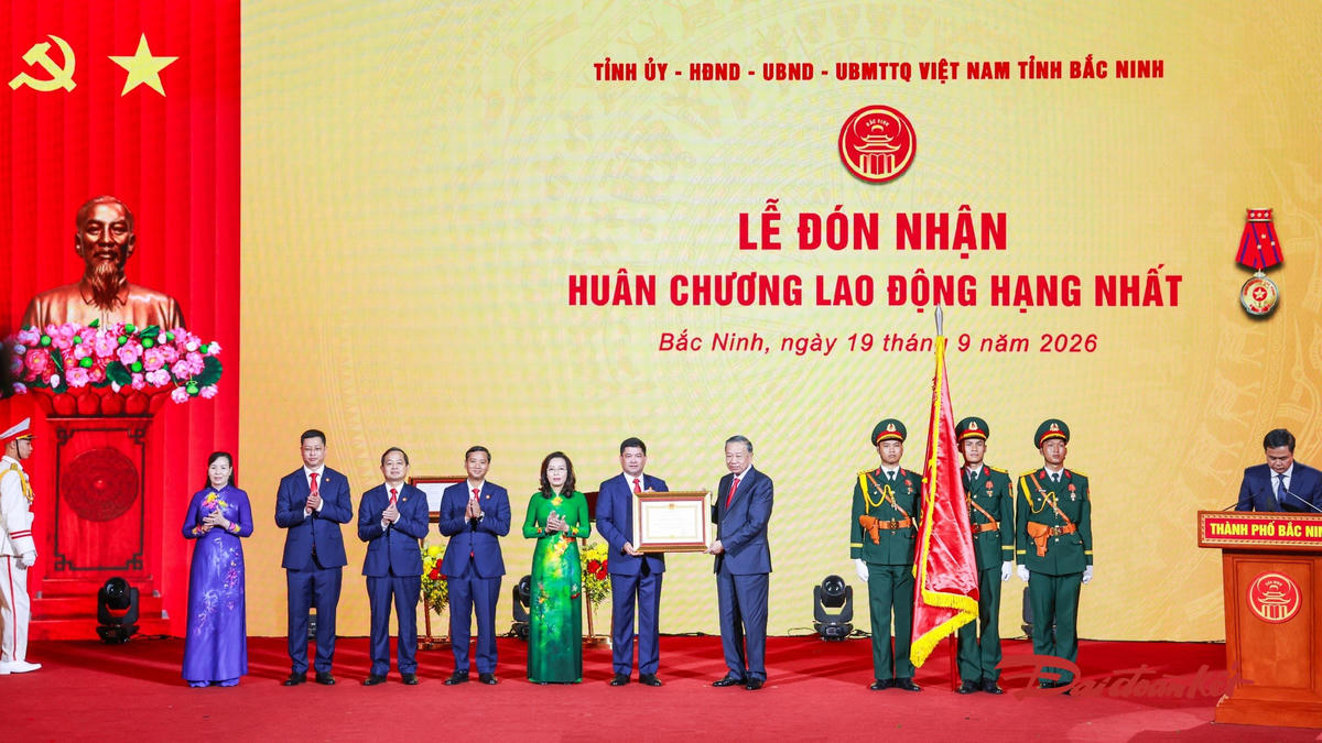 Tổng Bí thư, Chủ tịch nước Tô Lâm trao tặng Huân chương Lao động hạng nhất cho Đảng bộ, chính quyền, nhân dân thành phố Bắc Ninh - Ảnh: Quang Vinh