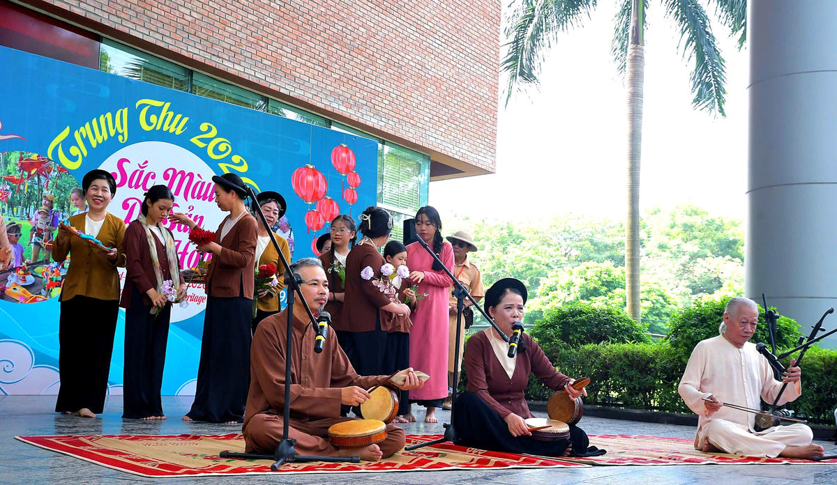 Không gian chương trình tiếp tục được làm phong phú với những làn điệu hát xẩm, loại hình nghệ thuật diễn xướng dân gian có nội dung ca từ độc đáo, góp phần đưa những giá trị văn hóa truyền thống đến gần hơn với công chúng trẻ.
