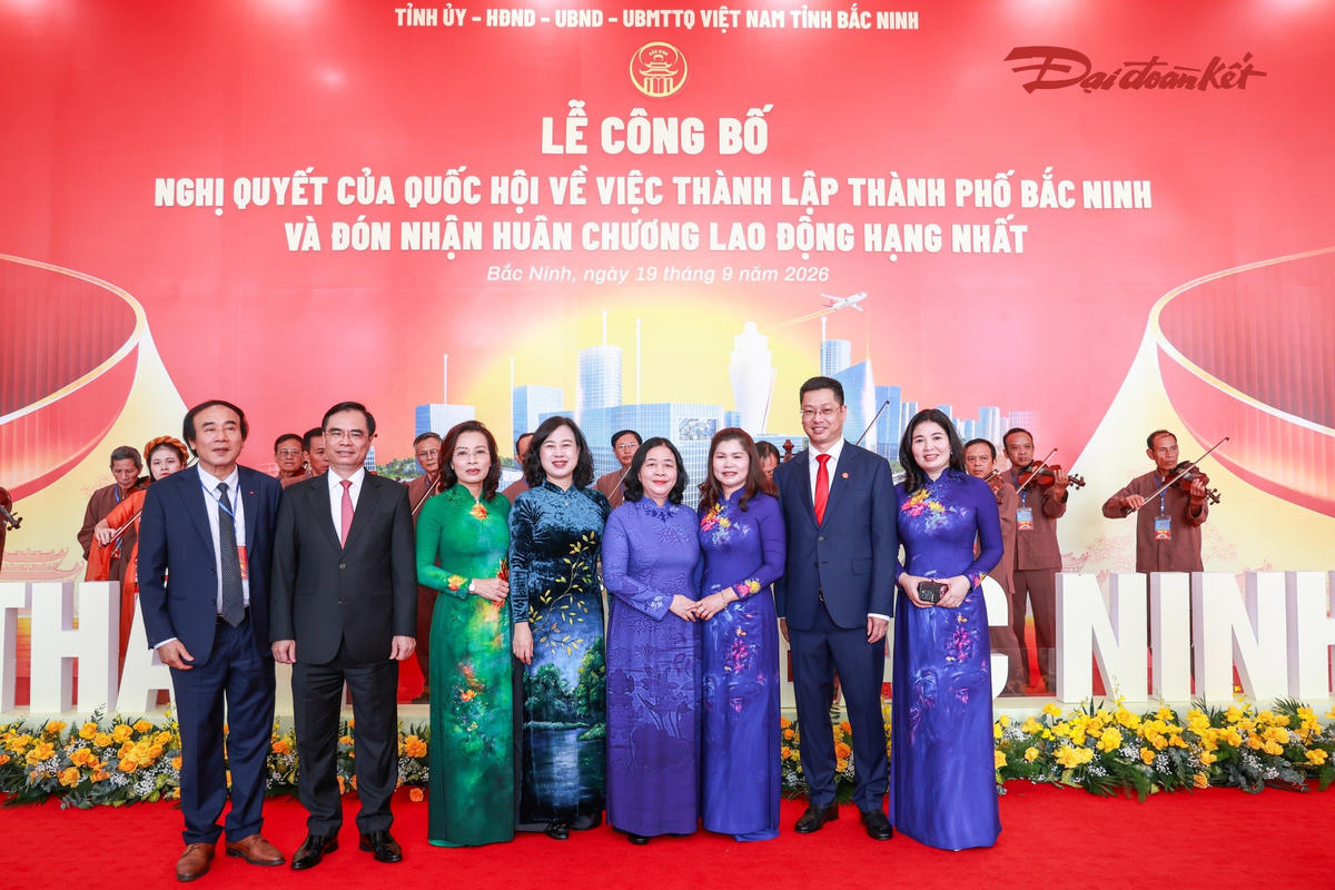 Ủy viên Bộ Chính trị, Bí thư Trung ương Đảng, Chủ tịch UBTƯ MTTQ Việt Nam Bùi Thị Minh Hoài chụp ảnh lưu niệm với các đại biểu. Ảnh: Quang Vinh