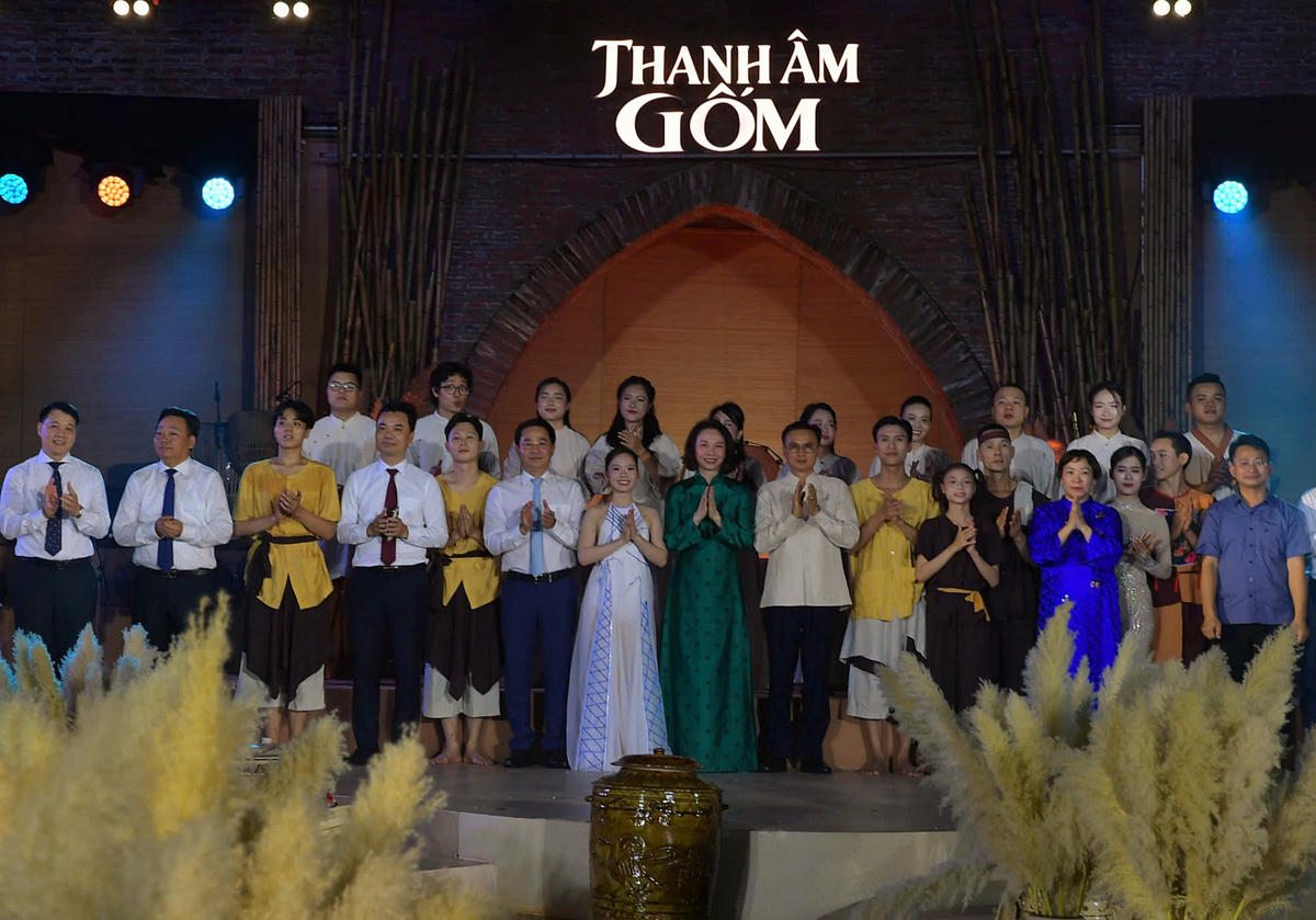 Phó Chủ tịch UBND TP. Hà Nội Vũ Thu Hà và các đại biểu chụp ảnh cùng các nghệ sĩ trong chương trình Thanh âm Gốm.