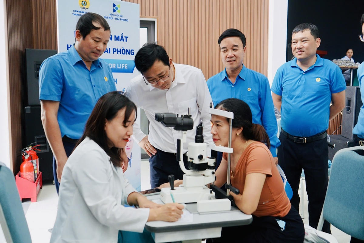 Ông Cao Xuân Thạo, Phó Chủ tịch Ủy ban Trung ương MTTQ Việt Nam cùng lãnh đạo LĐLĐ TP Hải Phòng tham quan khu vực khám, tư vấn mắt miễn phí cho người lao động. Ảnh: PT. 