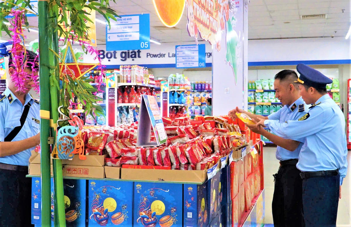Chi cục QLTT TP Đà Nẵng kiểm tra các loại bánh trung thu tại cửa hàng, siêu thị. Ảnh: QL.