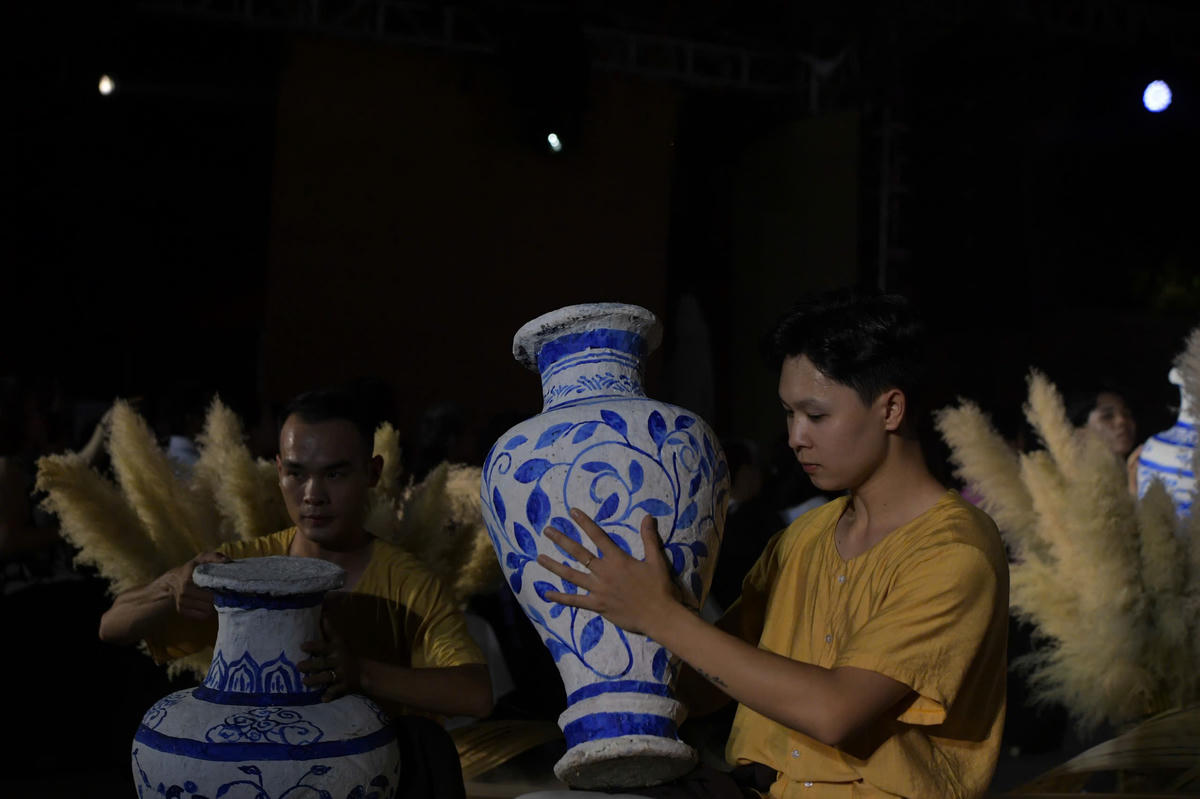 Bàn tay nghệ sĩ đánh thức âm thanh trên từng miệng gốm, biến đất nung thành một nhạc cụ giàu sức biểu cảm.