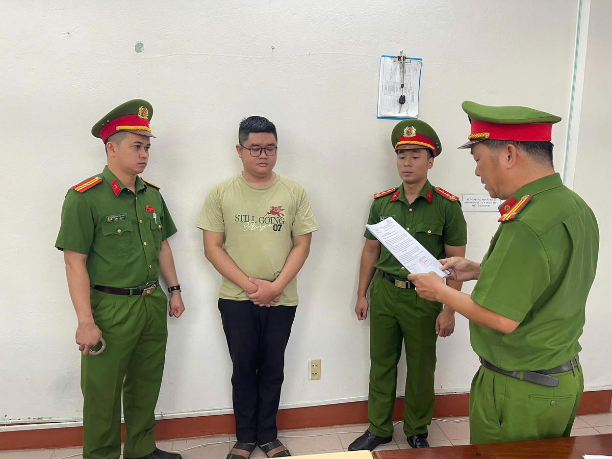 Lực lượng Công an TP Đà Nẵng đọc quyết định bắt đối tượng Nguyễn Đặng Duy. Ảnh: CA Đà Nẵng.