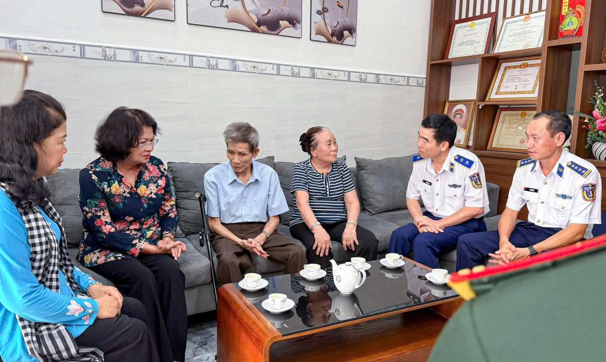 Các đại biểu đến thăm, động viên và tặng quà cho cựu tù Côn Đảo. Ảnh: Liên Nhi