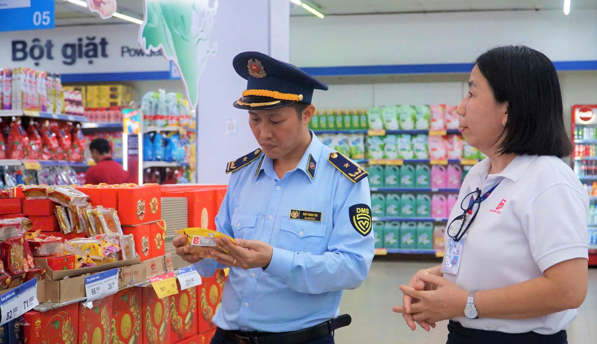 Chi cục QLTT TP Đà Nẵng kiểm tra nguồn gốc xuất xứ của bánh trung thu. Ảnh: QL.