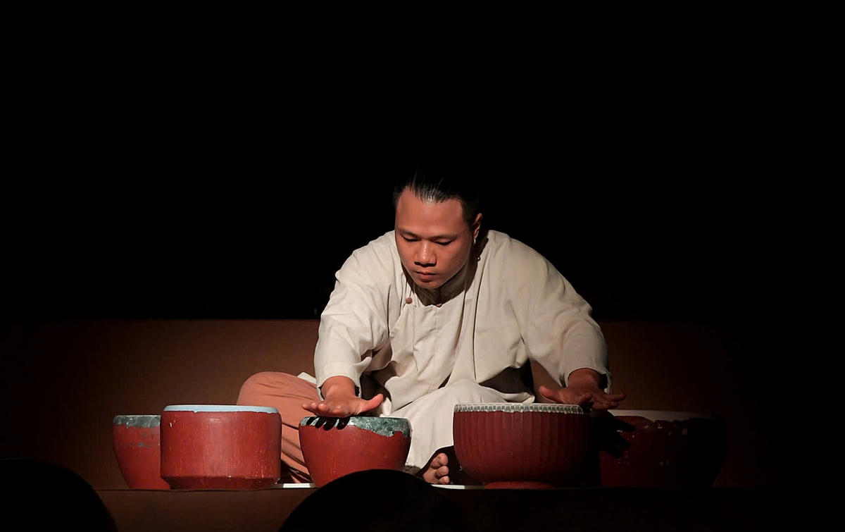 Âm thanh cất lên từ hệ thống nhạc cụ độc đáo được tạo tác từ gốm.