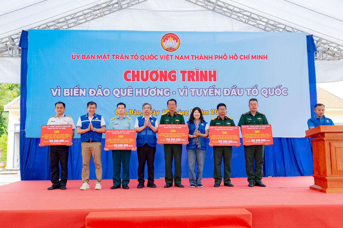 Ông Nguyễn Phước Lộc trao hỗ trợ các công trình cho các đơn vị quân đội đang làm nhiệm vụ tại Côn Đảo. Ảnh: MTTP.