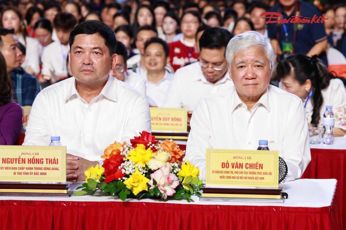 Phó Chủ tịch Thường trực Quốc hội Đỗ Văn Chiến, Bí thư Thành ủy Bắc Ninh Nguyễn Hồng Thái tham dự chương trình. Ảnh: Quang Vinh