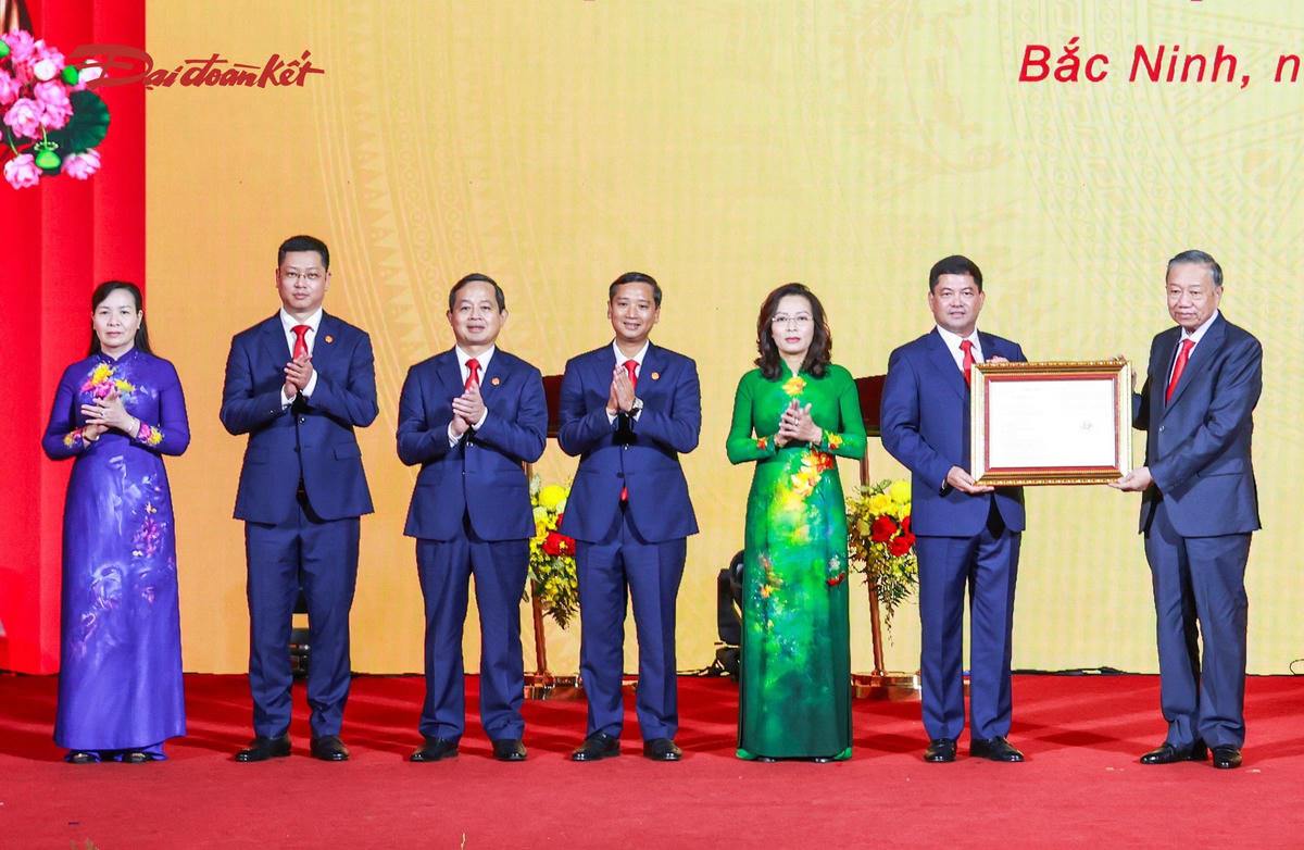Tổng Bí thư, Chủ tịch nước Tô Lâm trao Nghị quyết của Quốc hội về thành lập thành phố Bắc Ninh cho Đảng bộ, chính quyền và Nhân dân Bắc Ninh. Ảnh: Quang Vinh
