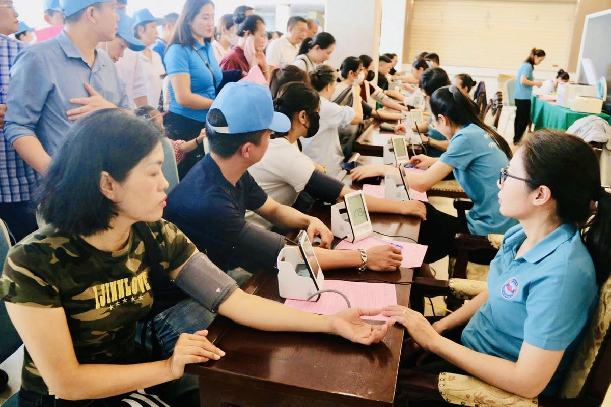 Người lao động tham gia hiến máu trong khuôn khổ ngày hội. Ảnh: VD. 