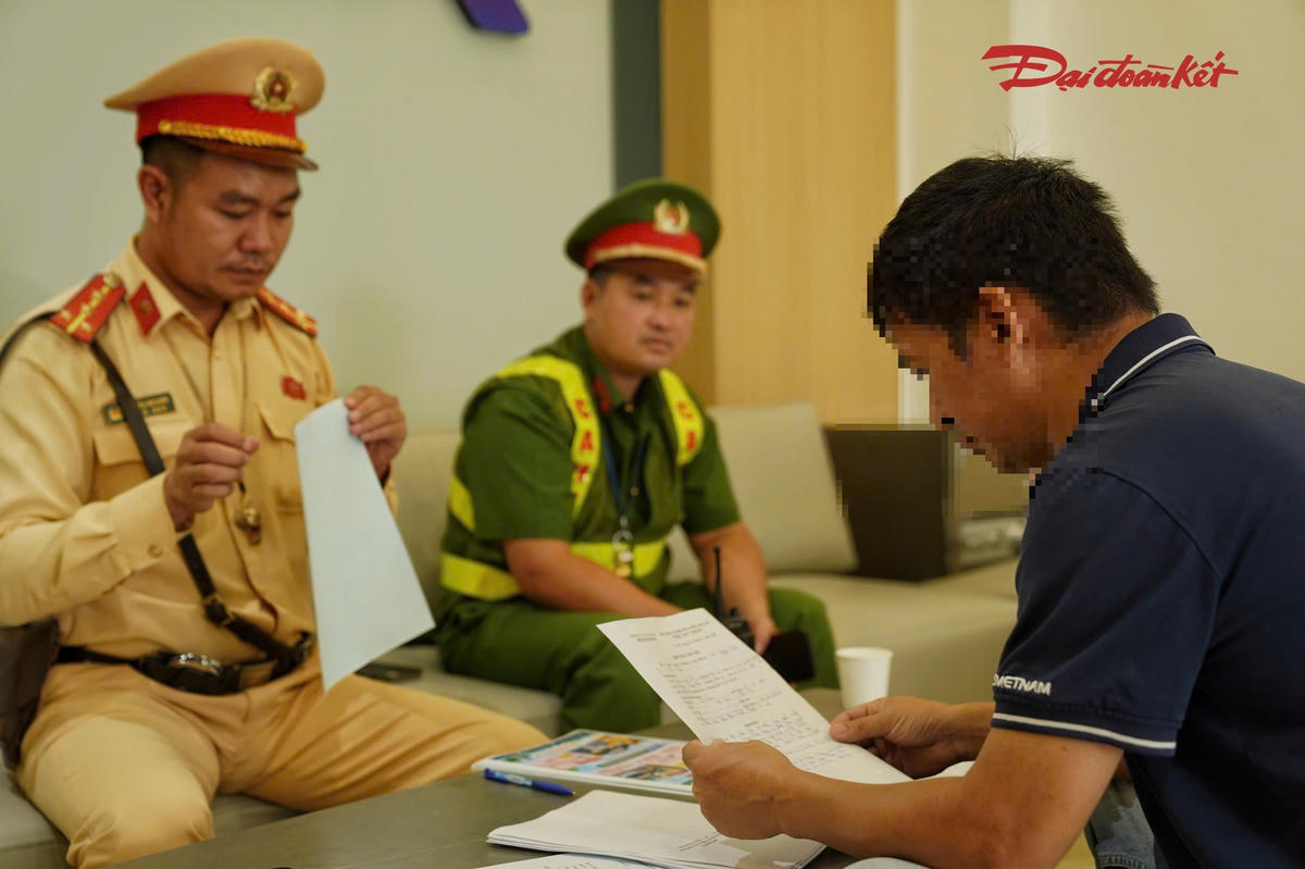 CSGT làm việc với đại diện Công ty TNHH X.E Việt Nam, yêu cầu chấn chỉnh hoạt động vận tải.
