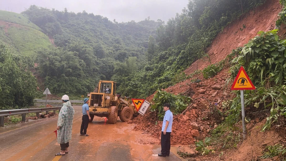Quảng Trị: Đảm bảo lưu thông tuyến đường huyết mạch khi mưa lũ
