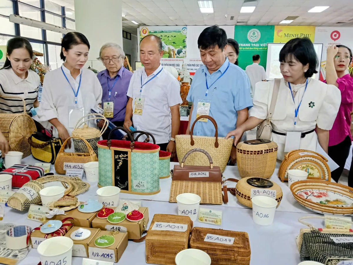 Ban Giám khảo đánh giá, chấm thi các sản phẩm tham dự Hội thi sản phẩm làng nghề và tôn vinh nghệ nhân làng nghề thành phố Hà Nội. Ảnh: LNV