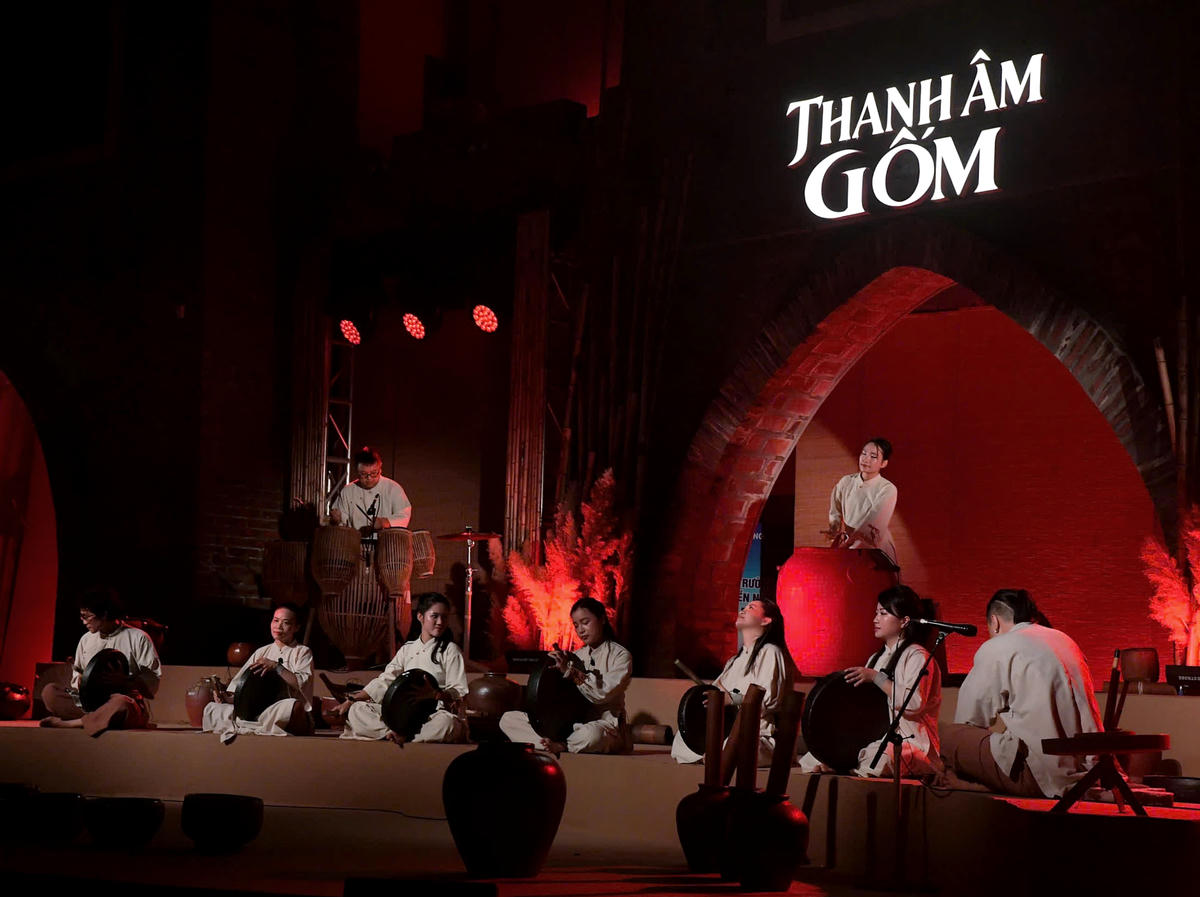Ở đó, gốm không chỉ là vật liệu tạo nên sản phẩm thủ công mà trở thành trung tâm của cả nhạc cụ và cảm hứng nghệ thuật.