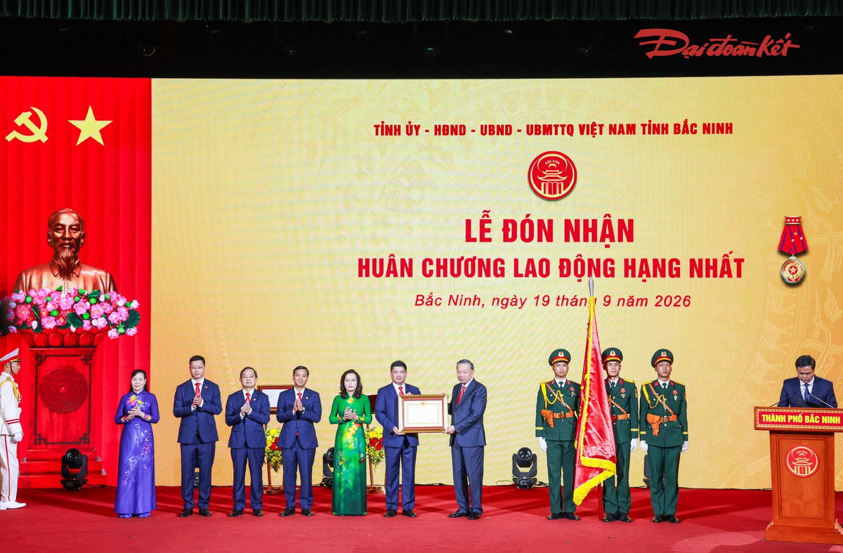 Tổng Bí thư, Chủ tịch nước Tô Lâm trao Huân chương Lao động hạng Nhất cho Đảng bộ chính quyền và Nhân dân tỉnh Bắc Ninh. Ảnh: Quang Vinh
