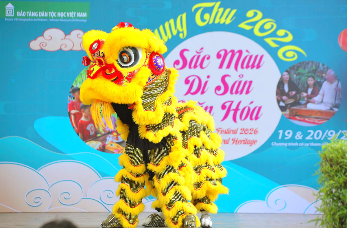 Mở đầu chương trình là không gian trình diễn dân gian trước tòa Cánh diều. Những màn múa lân, sư rộn ràng tạo nên không khí vui tươi, thu hút đông đảo trẻ em và các gia đình.
