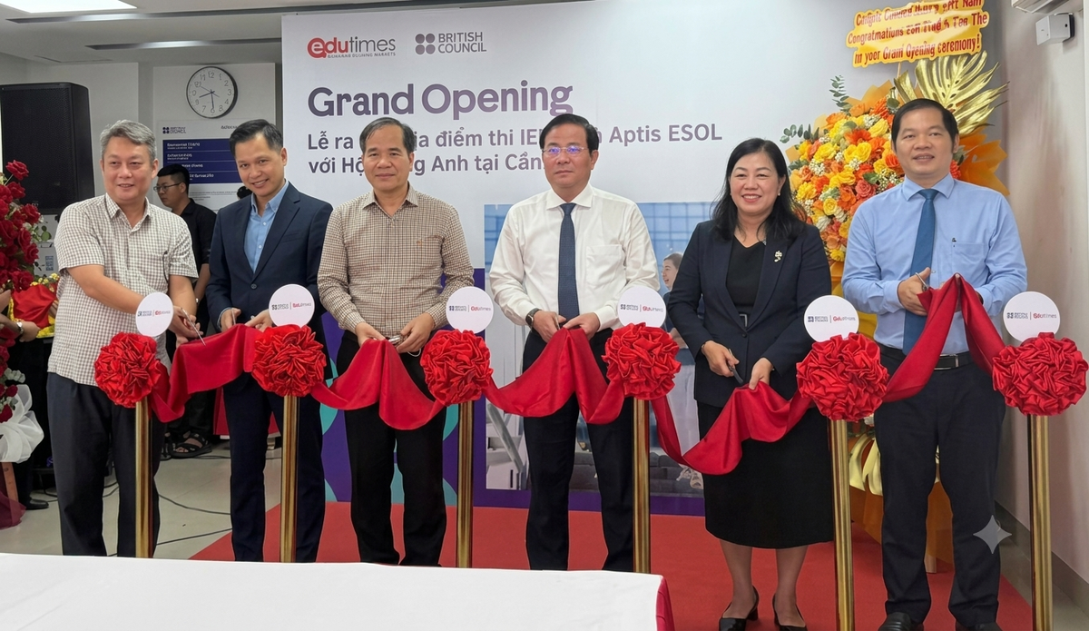 Ông Trần Văn Huyến, Phó Bí thư Thành ủy Cần Thơ (áo trắng) cùng lãnh đạo TP và Ban tổ chức cắt băng ra mắt địa điểm tổ chức thi IELTS và Aptis ESOL quốc tế tại thành phố. Ảnh Tô Thắm