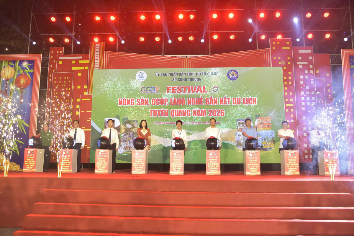 Các đại biểu bấm nút khai mạc Festival nông sản, OCOP, làng nghề gắn kết du lịch Tuyên Quang năm 2026.