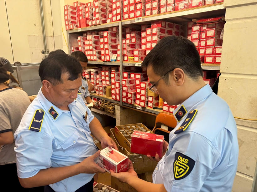 Lực lượng chức năng phối hợp kiểm tra, phát hiện hàng chục nghìn sản phẩm phụ tùng ô tô nhãn Asahi, vi phạm về nhãn hàng hóa, thương mại điện tử và sở hữu trí tuệ. Ảnh: QLTT