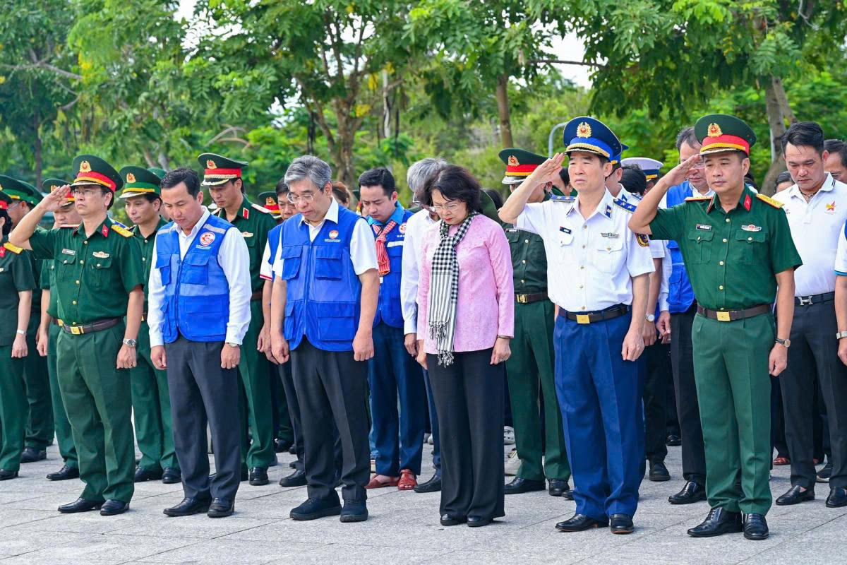 Đoàn công tác tổ chức dâng hoa, dâng hương tại Nghĩa trang Hàng Dương. Ảnh: Liên Nhi.