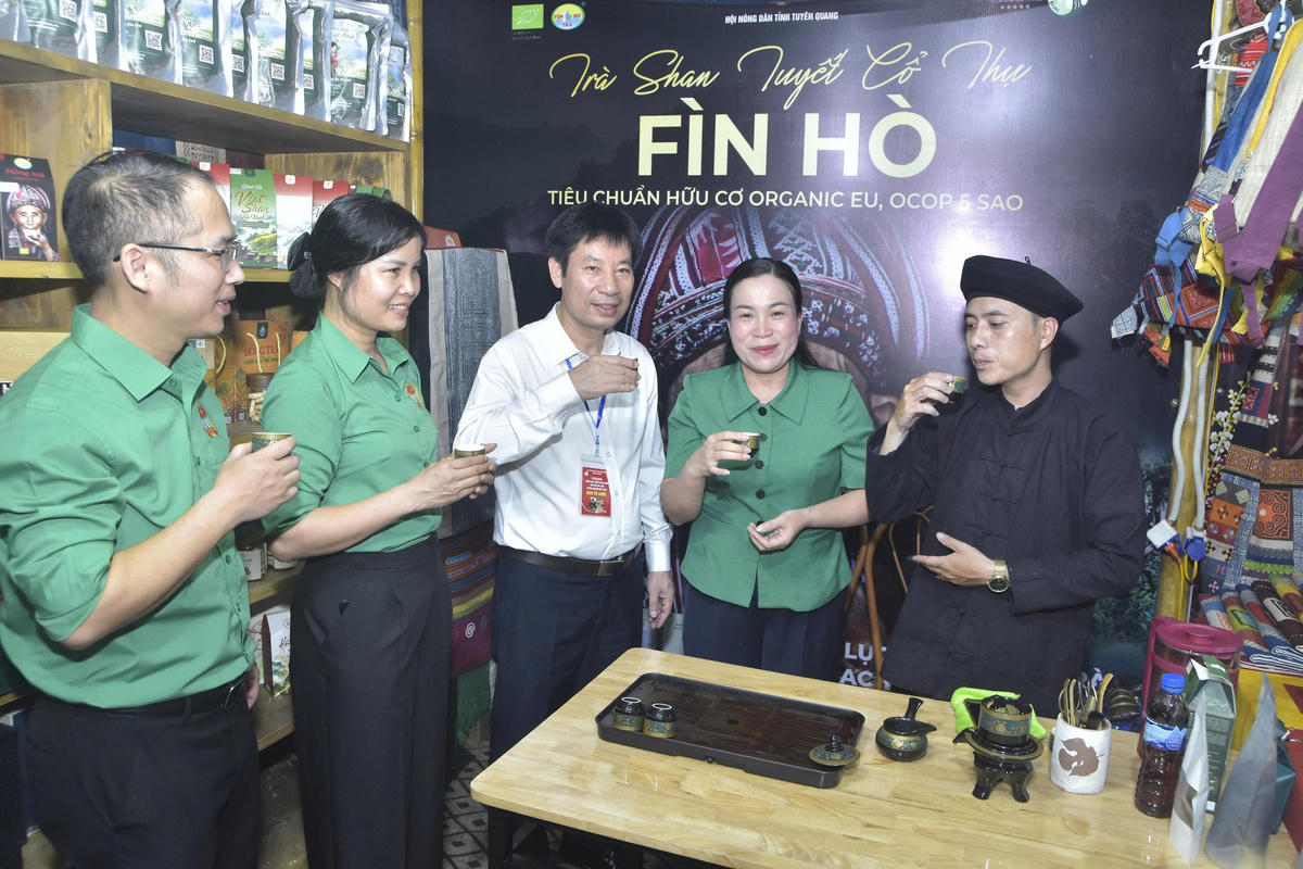 Lãnh đạo Trung ương Hội Nông dân Việt Nam và Hội nông dân tỉnh Tuyên Quang thăm các gian hàng nông sản tại lễ khai mạc.