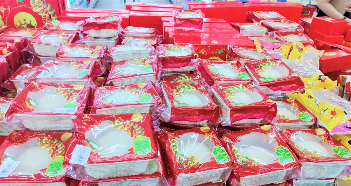 Các loại bánh trung thu được niêm yết giá, nguồn gốc xuất xứ. Ảnh: TT.