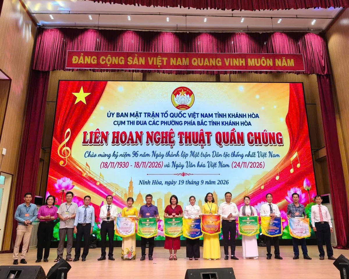 Ban tổ chức trao giải cho 8 đơn vị tham gia văn nghệ tại Cụm thi đua các phường phía bắc tỉnh Khánh Hòa.