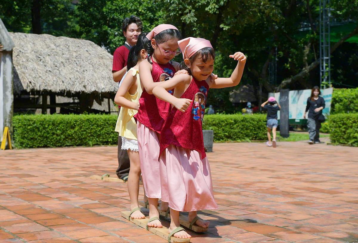 Chương trình Trung thu 2026: Sắc màu di sản văn hóa không chỉ tạo nên một sân chơi bổ ích cho thiếu nhi mà còn góp phần đưa di sản văn hóa dân gian đến gần hơn với công chúng, đặc biệt là thế hệ trẻ. Qua những trải nghiệm trực tiếp, các em có thêm hiểu biết, sự yêu thích và ý thức trân trọng những giá trị văn hóa truyền thống của dân tộc. Chương trình diễn ra trong hai ngày 19-20/9 (tức ngày 9 và 10 tháng Tám âm lịch).