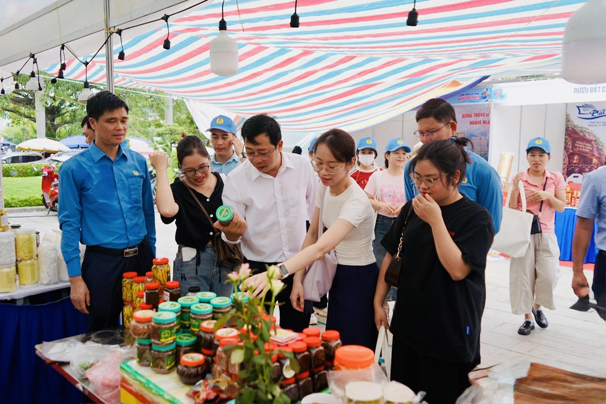 Ông Cao Xuân Thạo, Phó Chủ tịch Ủy ban Trung ương MTTQ Việt Nam và lãnh đạo Tổng LĐLĐ Việt Nam tham quan gian hàng phúc lợi đoàn viên. Ảnh: PT. 