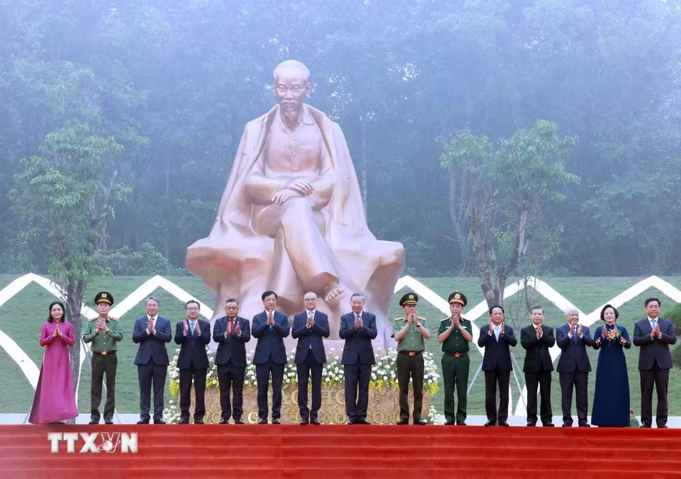 Tổng Bí thư, Chủ tịch nước Tô Lâm và các đại biểu tại Lễ khánh thành Tượng đài “Bác Hồ với Ngày hội non sông”. (Ảnh: Thống Nhất/TTXVN)