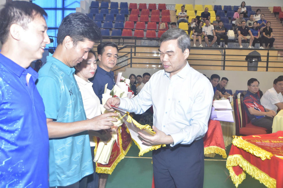 Ông Ma Thế Hồng, Phó Bí thư Tỉnh ủy, Chủ tịch Ủy ban MTTQ Việt Nam tỉnh Tuyên Quang tặng hoa, cờ lưu niệm cho các đoàn tham gia.