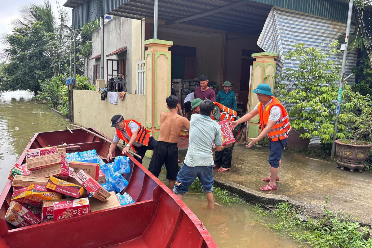 Theo ông Hào, mực nước trên sông Bưởi hiện đang xuống, lũ rút dần. Đối với các hộ còn ngập sâu, chính quyền xã cung cấp đầy đủ nhu yếu phẩm để người dân sử dụng. 'Hơn 2.500 suất hỗ trợ đã được trao tận tay tới người dân vùng ngập, đảm bảo không ai nào bị thiếu đồ ăn, nước uống', ông Hào nói. Ảnh: Đình Minh