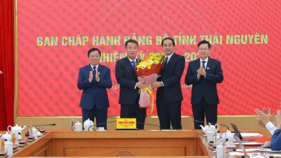 Thường trực Tỉnh ủy Thái Nguyên tặng hoa chúc mừng ông Nguyễn Thế Mạnh. Ảnh: TNGOP.