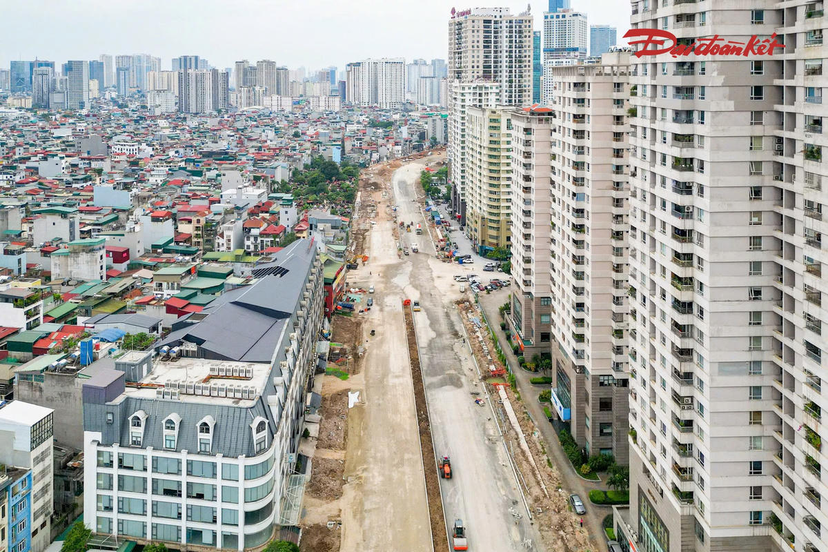 Ba đoạn gồm khu đô thị mới Dịch Vọng - Dương Đình Nghệ, Vũ Phạm Hàm - Trần Duy Hưng và Ngụy Như Kon Tum - Nguyễn Trãi có tổng chiều dài khoảng 2,26 km. Đây là các dự án được UBND TP Hà Nội triển khai theo lệnh xây dựng khẩn cấp, khởi công ngày 20/3/2026.