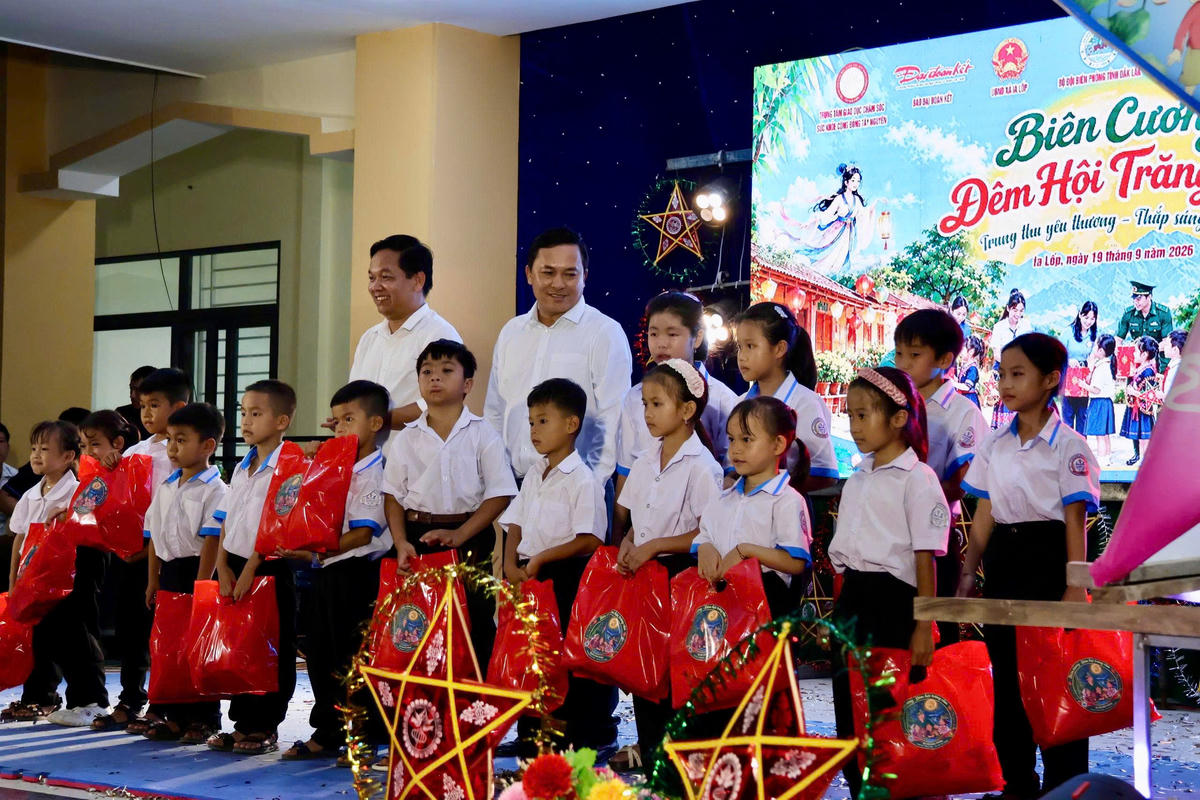 Đại diện chính quyền địa phương xã Ia Lốp trao quà cho các cháu. Ảnh: Ngọc Lân.