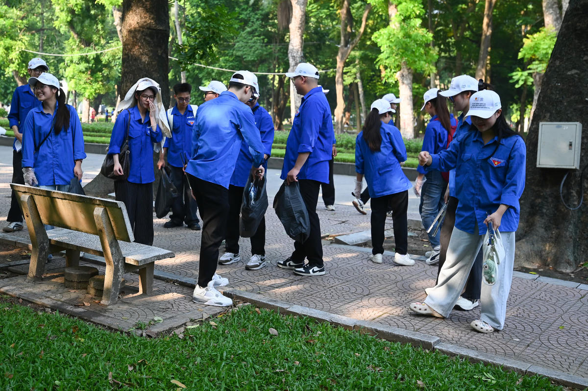 . Chương trình có sự tham gia của hơn 1.000 người, trong đó có khoảng 500 cán bộ, công nhân môi trường của Công ty TNHH MTV Môi trường đô thị Hà Nội (Urenco). Ảnh: Khương Trung