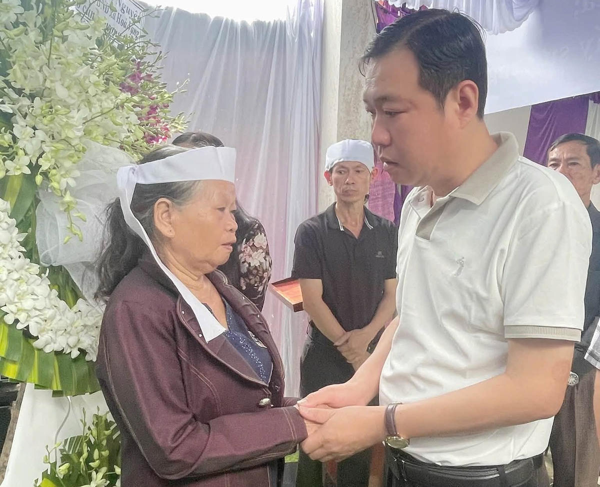 Ông Nguyễn Tấn Khoa, Chủ tịch UBND xã Hòa Tiến thăm viếng gia đình nạn nhân. Ảnh: Văn Đức.