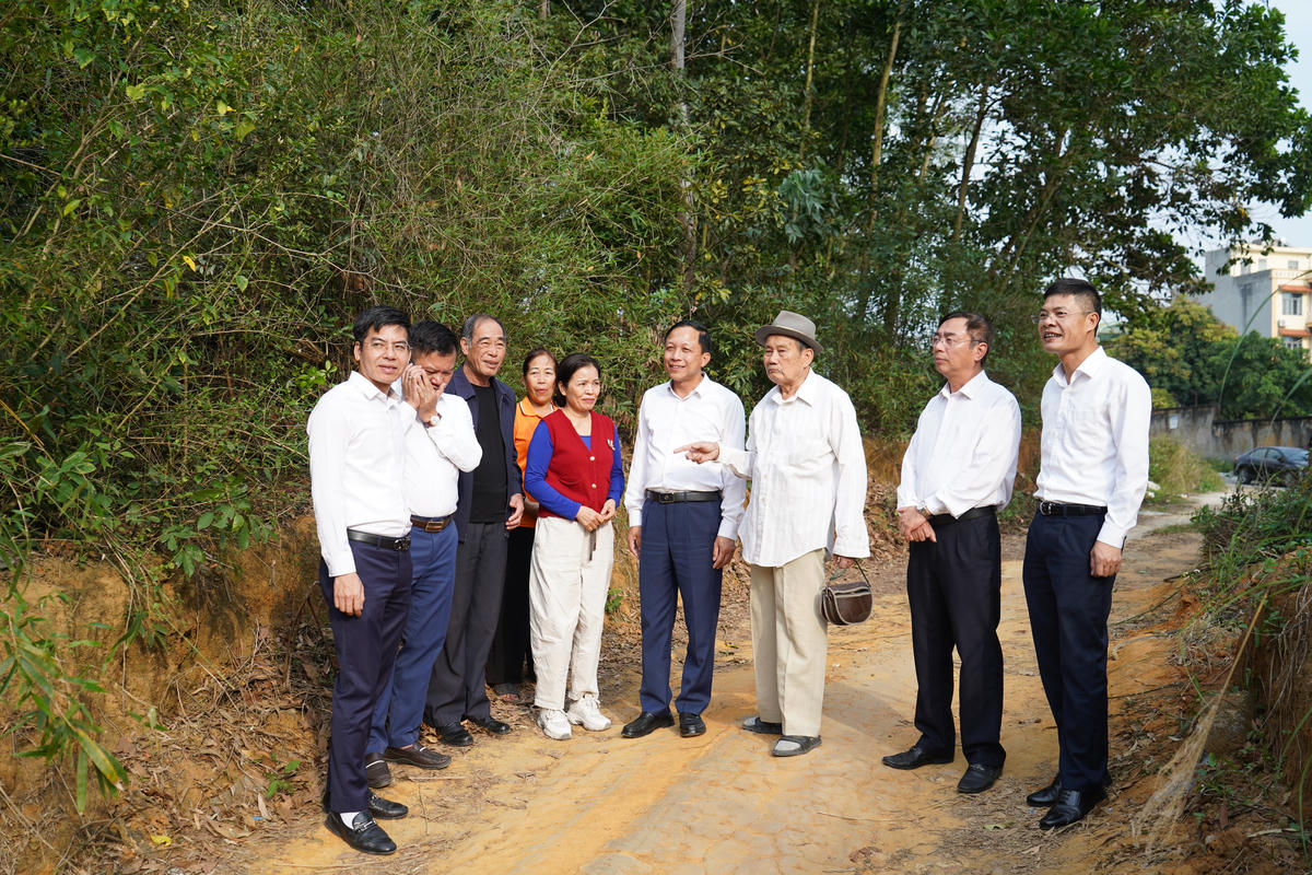Lãnh đạo Đảng ủy - UBND - Ủy ban MTTQ phường Uông Bí kiểm tra thực địa và vận động hộ dân nằm trong diện GPMB thực hiện Dự án mở rộng, nâng cấp Bệnh viện Việt Nam - Thụy Điển Uông Bí. Ảnh: Huyền Trang